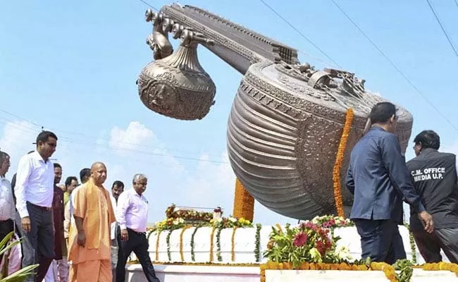 UP CM Yogi Adityanath Inaugurated Lata Mangeshkar Chauraha In Ayodhya - Sakshi