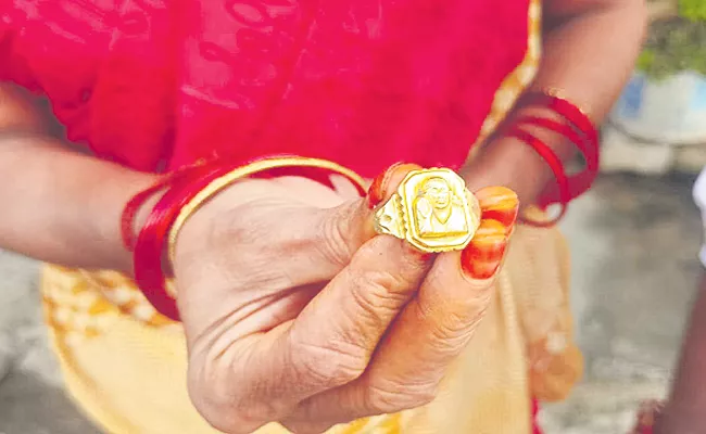 Sanitation workers handed over lost gold ring to women - Sakshi
