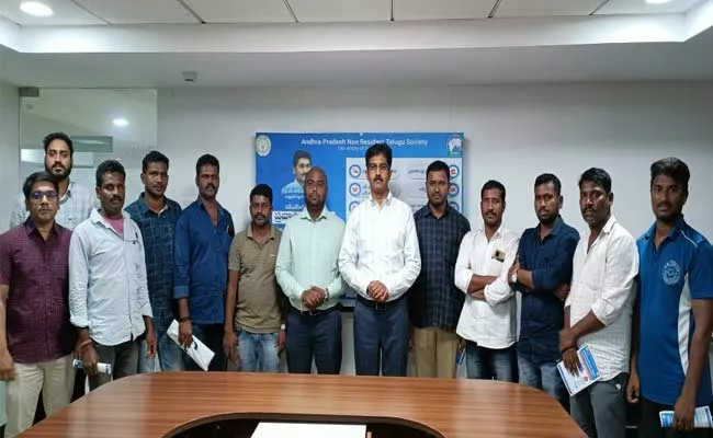 Apnrt Rescue Telugu Workers Cheated By Agents In Oman - Sakshi