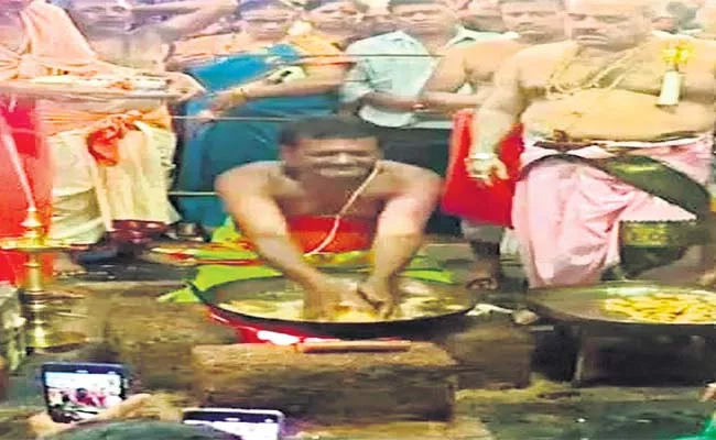 Devotees Take Out Vadas Cooking In Hot Oil By Hand - Sakshi