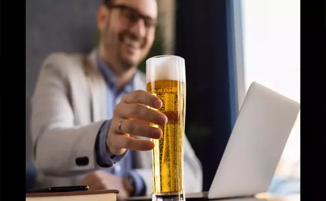Pubs In The UK Have Launched Work From Pub For WFH Employees - Sakshi