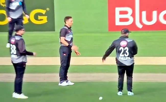 NZ Vs BAN: Four Fielders Run-For-Catch None Takes Ball Dropped Viral - Sakshi