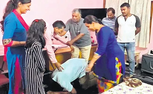 Man Shows Honesty Returns Bag That Contain Gold At Shivamogga - Sakshi