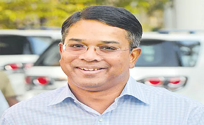 SEC Vikas Raj responds on online cash distribution Munugode Bypoll  - Sakshi