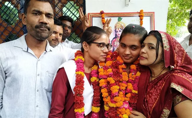 UP Board 12th Result 2022: Fatehpur girl beats twin sister to top board exam after paper re-evaluation - Sakshi