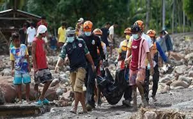 Philippine storm victims feared tsunami, ran towards mudslide - Sakshi