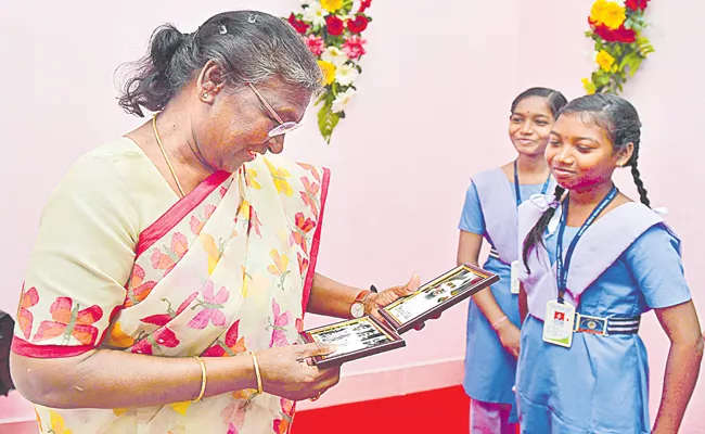 President Droupadi Murmu visits her school in Bhubaneswar - Sakshi