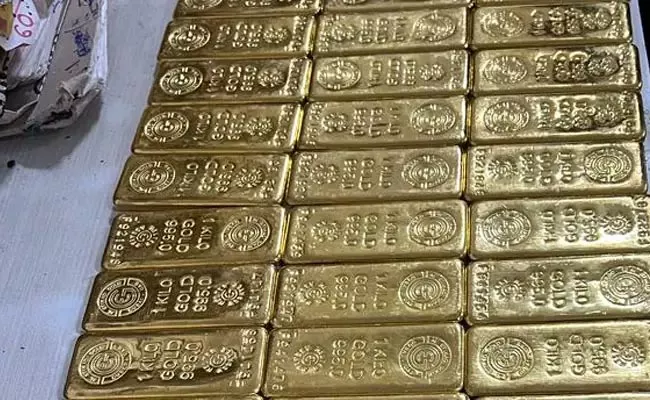 Customs Officials Seized 61 Kg Gold Worth Rs 32 Crore In Mumbai - Sakshi
