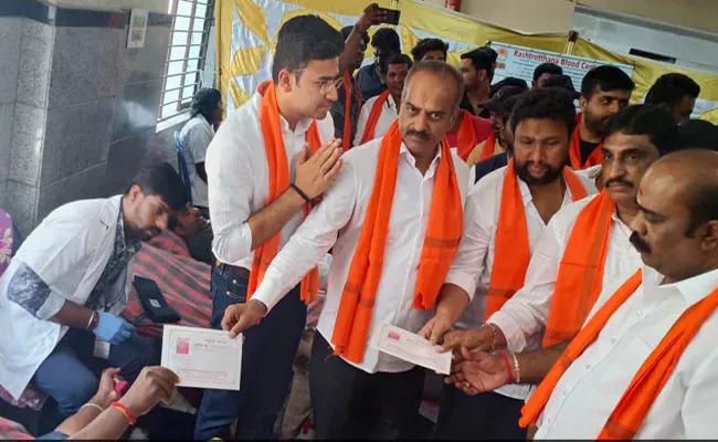 Karnataka BJP Leaders Seen With Rowdy Sheeter At Blood Donation Camp - Sakshi