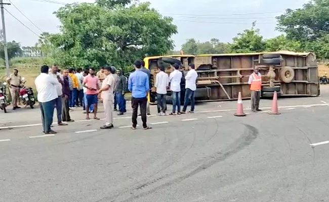 Nursing Students Bus Overturned At Nalgonda Many Of Them Injured - Sakshi