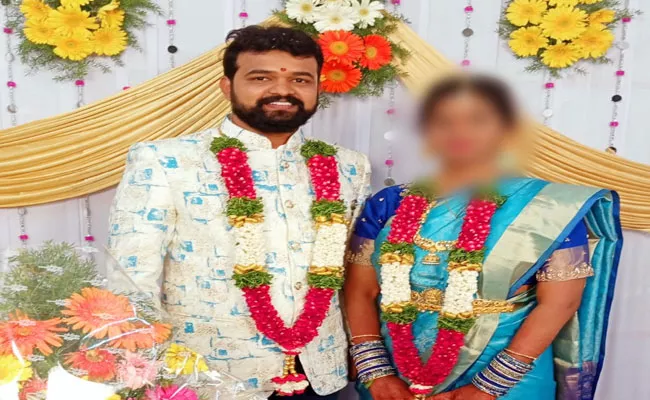 Man Commits suicide After 6 Months Of Marriage at Alwal - Sakshi