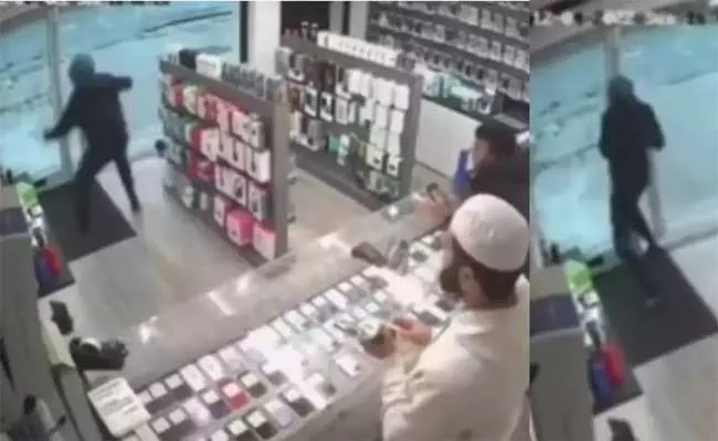 Thiefs Robbery Fails After Shop Owner Locks Front Door Goes Viral  - Sakshi