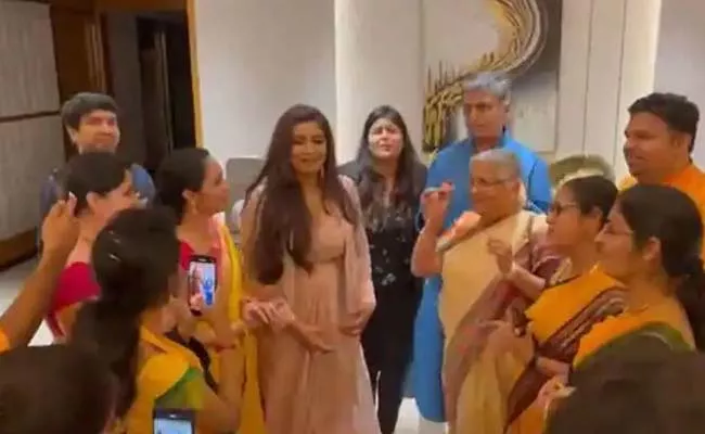 Infosys at 40 Sudha Murty dance with Shreya Ghoshal viral video here - Sakshi