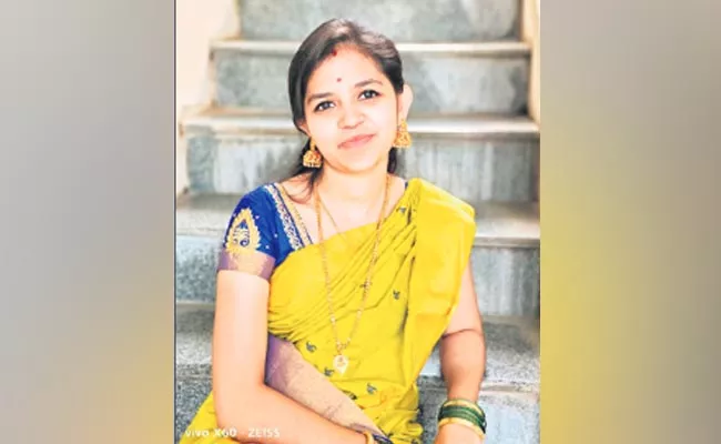 Software Employee Swati Commits Suicide At Karnataka - Sakshi