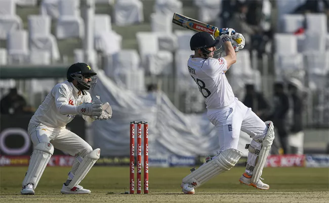 ENG VS PAK 3rd Test Day 2: England Gets 50 Runs Lead - Sakshi