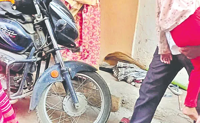 Hyderabad: SixYear Old Boy Dies After Wall collapse in Kachiguda - Sakshi