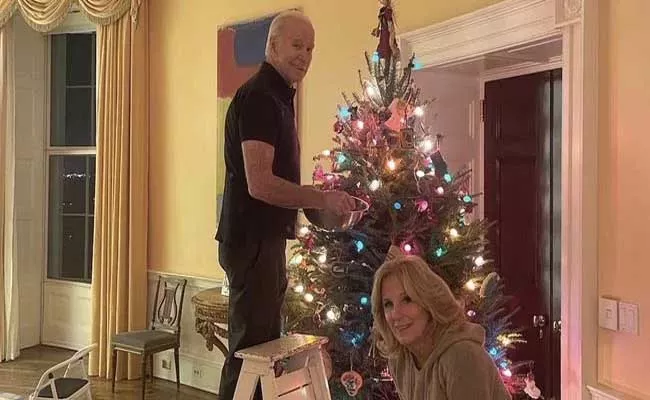 US President Joe Biden Decorating Christmas Tree With Jill Biden - Sakshi