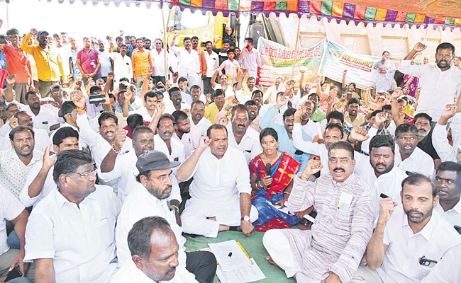 MP Komatireddy Venkat Reddy Support To Baswapur Reservoir Residents Dharna - Sakshi