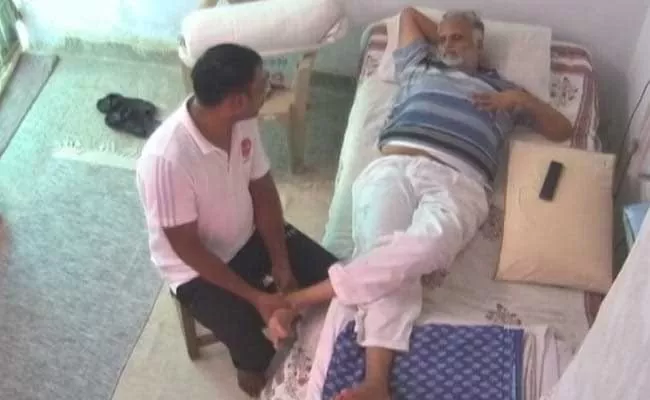 Delhi minister Satyendar Jain Not Be Allowed Visitors For 15 Days - Sakshi