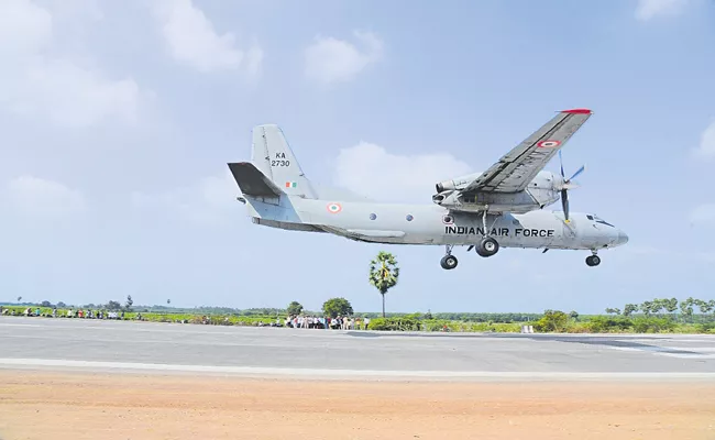 First trial run of air plane on highway was success Andhra Pradesh - Sakshi