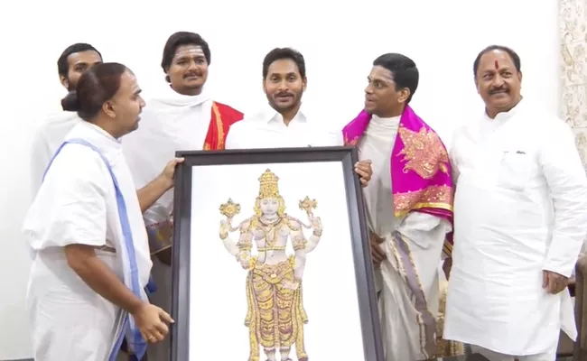 TTD Priests Blessings To CM YS Jagan On New Year - Sakshi