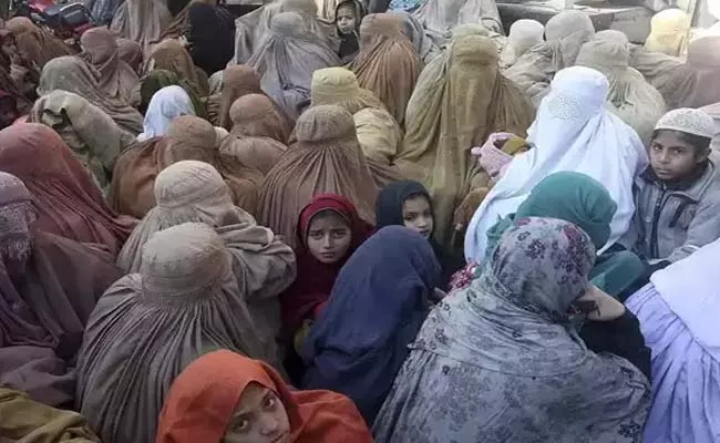 Pakistan Crisis ata flour amid shortage one dead in stampede - Sakshi