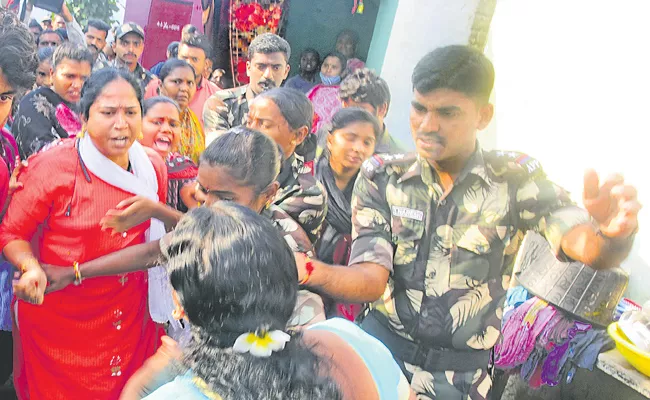 TDP Leaders Attack On YSRCP Women Leaders - Sakshi