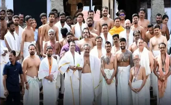 Surya, Shreyas, Axar, Kuldeep, Chahal visit Sree Padmanabhaswamy Temple - Sakshi