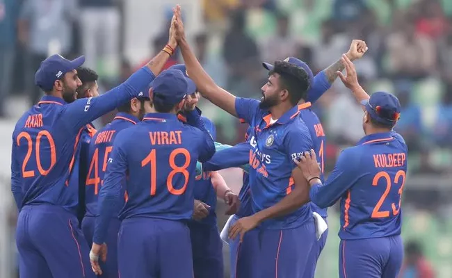 India to WORLD RECORD 317 run win over SriLanka in 3rd ODI - Sakshi
