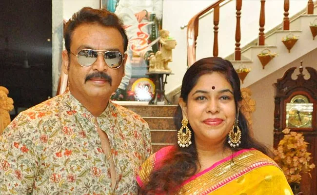 Naresh Wife Ramya Raghupathi Comments His Divorce Problems - Sakshi