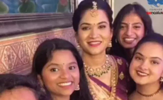 Bengaluru Bride Takes Metro On Her Wedding Day To Avoid Traffic - Sakshi