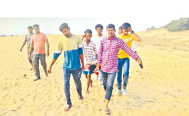 108 employees Save a Drowned Person In The Sea In Anakapalle District - Sakshi