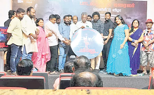 Small Budget Movies Struggle To Find Theatres Says Director Kalanjiyam - Sakshi