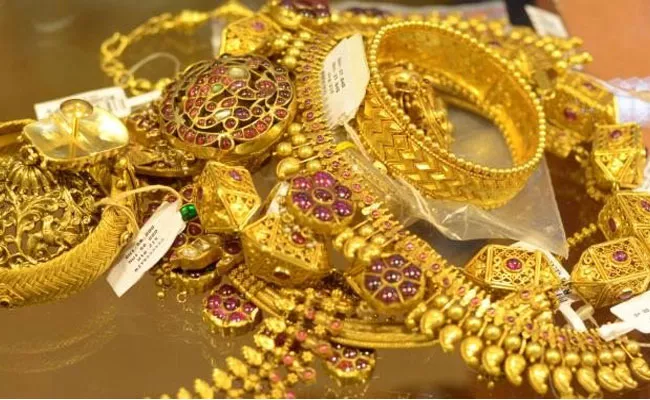 Hyderabad Jewellery Shop Owner Escape With 88 lakh Gold Diamonds - Sakshi