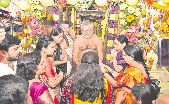 Telangana CM KCR Wife Pooja In Venkateswara Swamy Temple - Sakshi