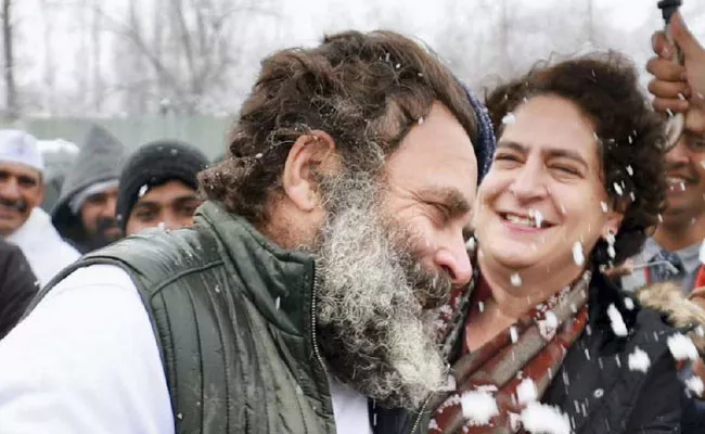 Rahul Ganhdi Priyanka Gandhi Playing with Snow Kashmir - Sakshi