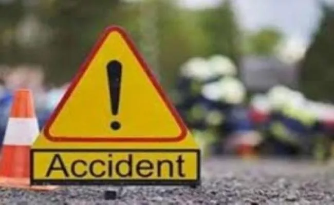 TS RTC Bus Collided With School Bus 15 Students Injured In Sircilla - Sakshi