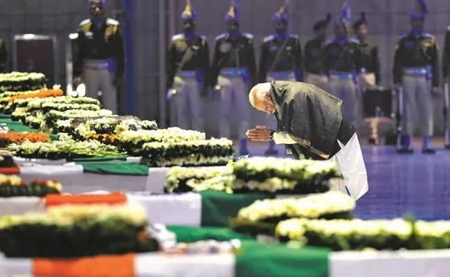 Pm Narendra Modi Pays Tributes To Pulwama Martyrs - Sakshi