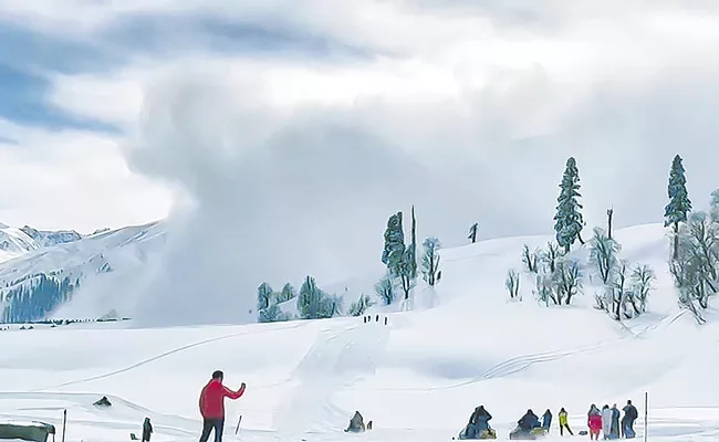 Massive avalanche hits Gulmarg ski resort in Kashmir; two Polish skiers killed - Sakshi