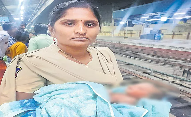 Pregnant Woman Gives Birth At Nampally Railway Station - Sakshi