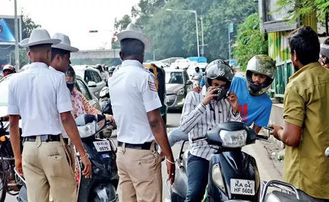 Bengaluru Traffic Dept Collects Rs 5-6 Crore 50 Percent Discount - Sakshi