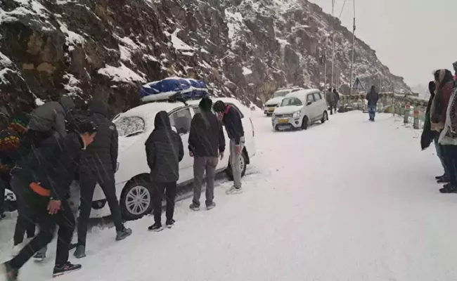 Around 900 tourists stranded in Sikkim due to heavy snowfall - Sakshi