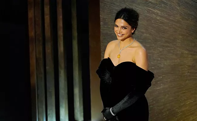 Deepika Padukone Black Gown At Oscars 2023 Ceremony - Sakshi