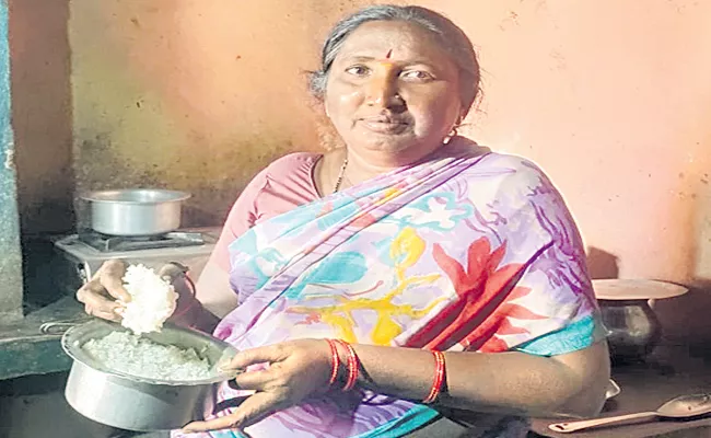 Beneficiaries not liking To eat Telangana govt ration rice - Sakshi