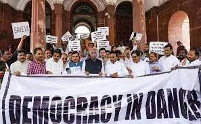 Democracy In Danger Opposition MPs March To Rashtrapati Bhavan - Sakshi