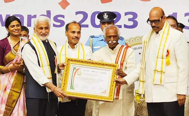 Vijayasai Reddy received Sansad Ratna Award 2023 - Sakshi