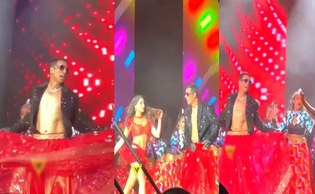 Akshay Kumar Wears Skirt and Dance on Stage in Atlanta - Sakshi