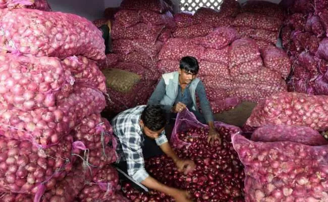 Hyderabad: Onions Costly In City Whereas In Maharashtra Available Cheap - Sakshi