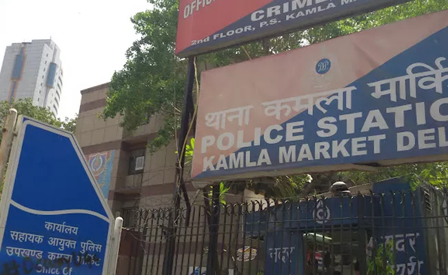 Delhi Kamla Market Police Station Accused Jump From 3rd Floor - Sakshi