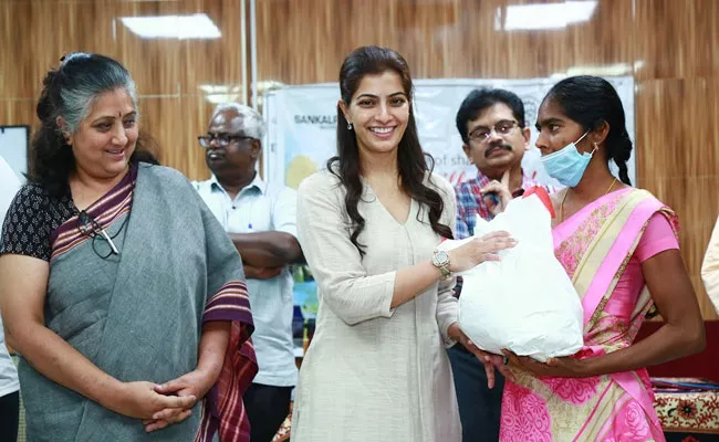 Actress Varalakshmi Sarathkumar Helps Cancer Patients Family on Her Birthday - Sakshi